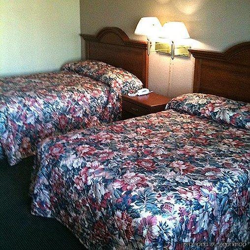 Relax Inn Augusta Room photo